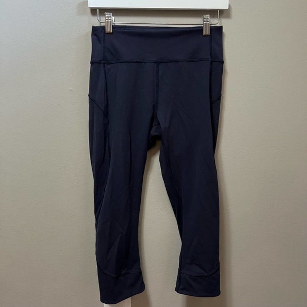 Lululemon In Movement Crop leggings 19"‎ size 8 Navy
